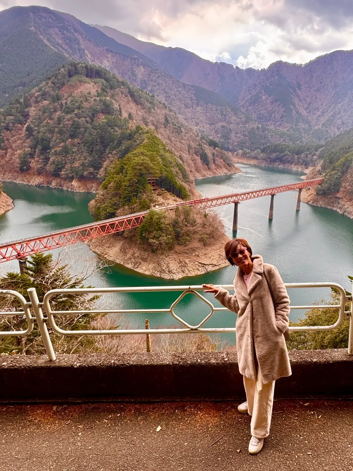 【絶景秘境】エメラルドグリーンの湖に浮かの画像_18