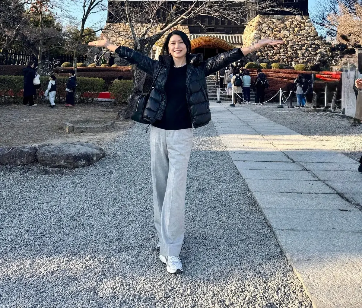 ヘルノ　ダウンコート 春　旅行コーデ