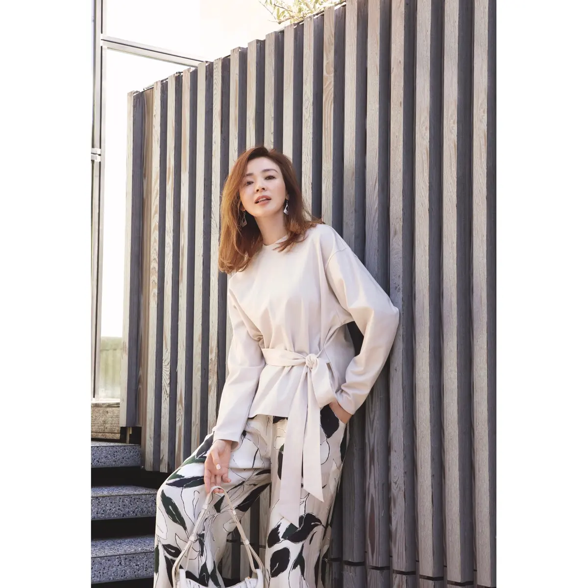 ベージュウエストリボンつきカットソーにモノトーンリーフ柄パンツを合わせたコーディネート　モデル・SHIHO
