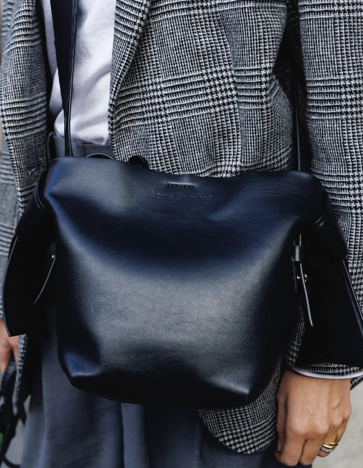 パリ＆ミラノマダムの「黒バッグコーデ」【海外ファッションSNAP】キム（ジャーナリスト／パリ