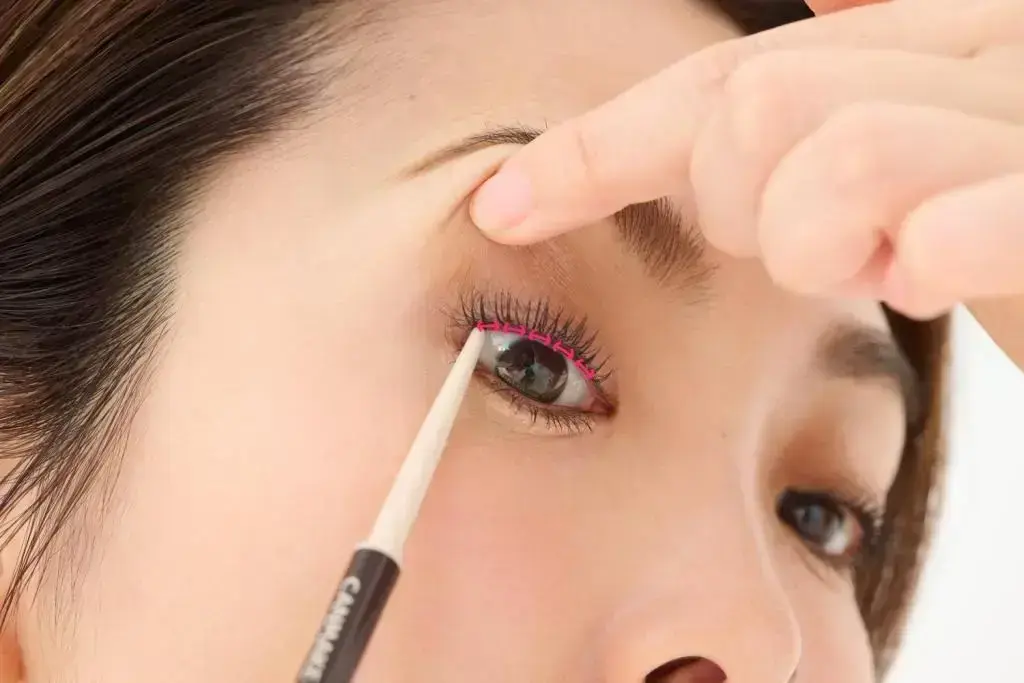 まつ毛の根元にインサイドラインを「ちょこちょこ」描き