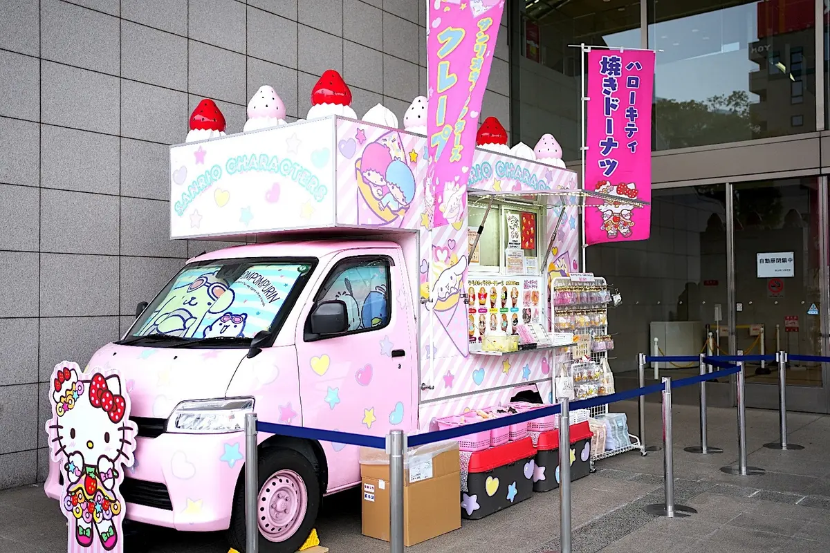 ハローキティ展限定グッズとスイーツを販売するワゴン