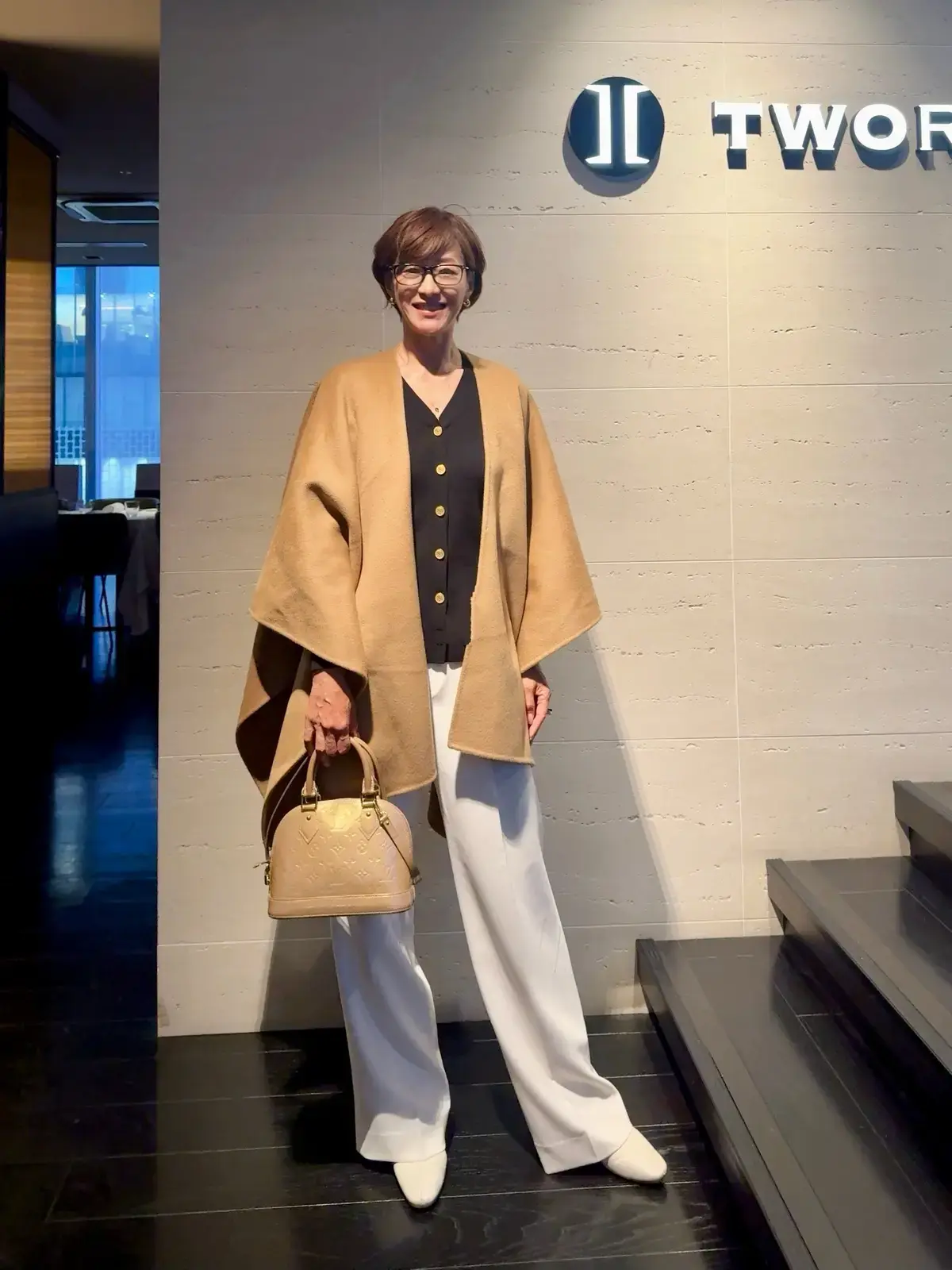 白パンツ　白ブーツ　キャメル色のポンチョ　春コーデ