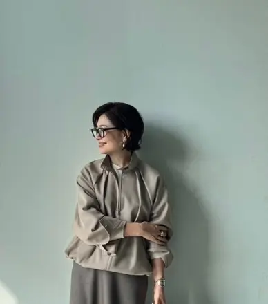 三尋木奈保さん、ベージュブルゾンの袖口