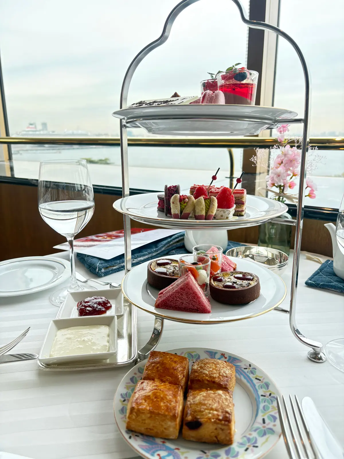 横浜で「絶景とともに楽しむ苺アフタヌーンの画像_1
