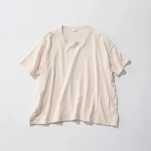 ベージュのゆったりしたVネックTシャツ、シンプルなデザイン、ゆったりとしたシルエット