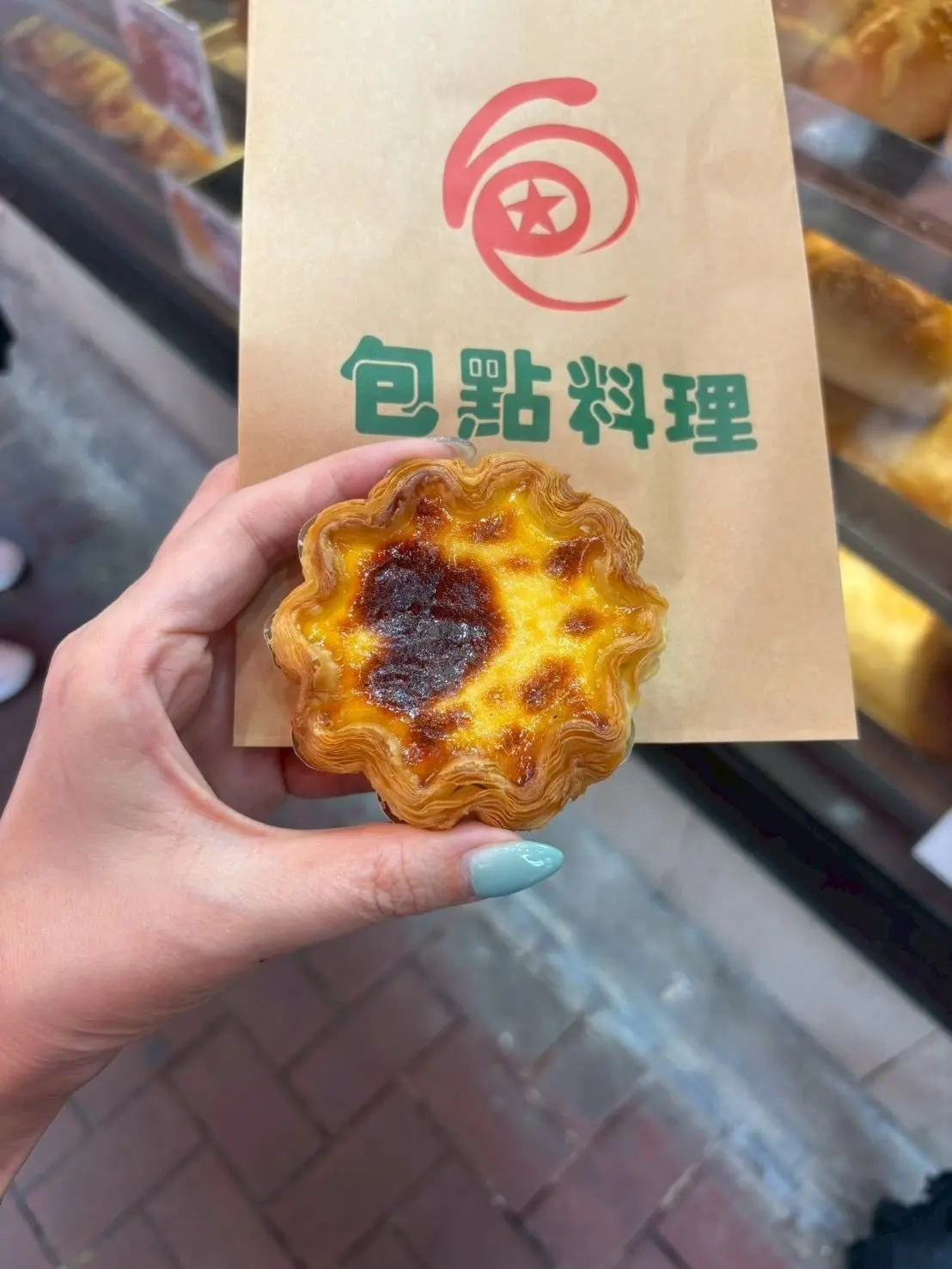 茶色のパッケージに「包點茶屋」と書かれた手持ちの、星型で表面が焦げたラテイノ。