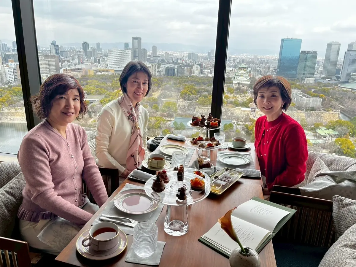 大阪城をバックに