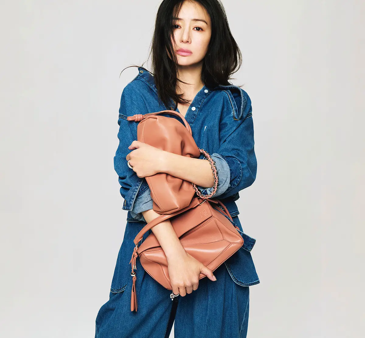 ラフに抱える気負いのなさに 大人の余裕と洗練が宿る