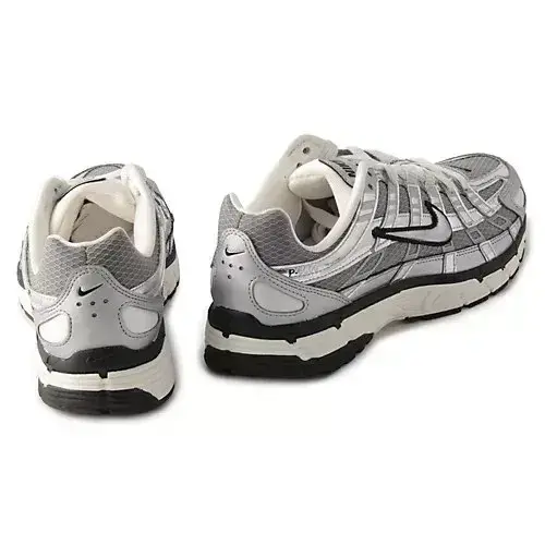 シルバーとグレーのNike Air Zoom Pulseのランニングシューズが2つ並んでいる。白いシューレースと黒いソールが特徴的。