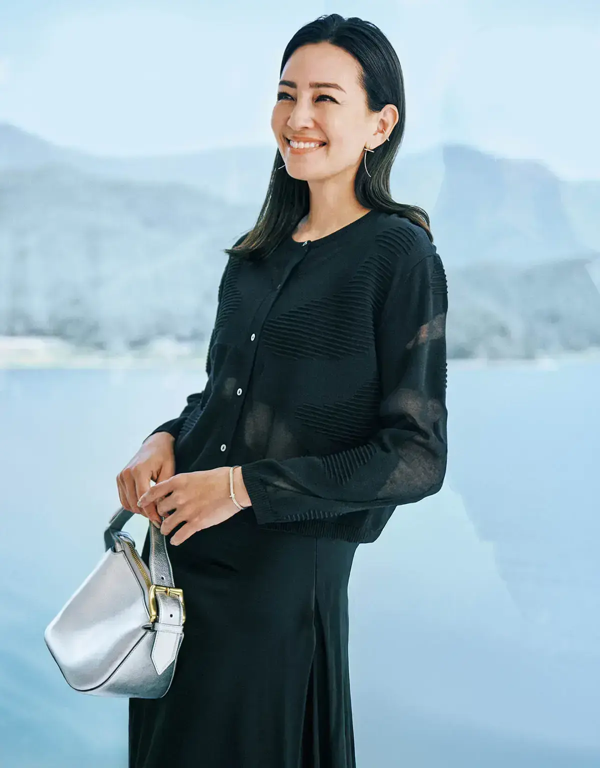 品よく素肌が透けるシアー部分と、柄編みがランダムに配されたカーディガン