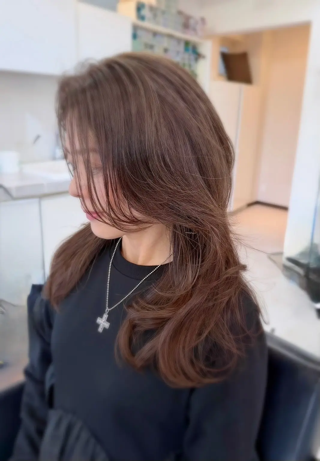 50代ロングヘアのくびれレイヤースタイル。白髪ぼかしカラーで軽やかに見せた横顔。