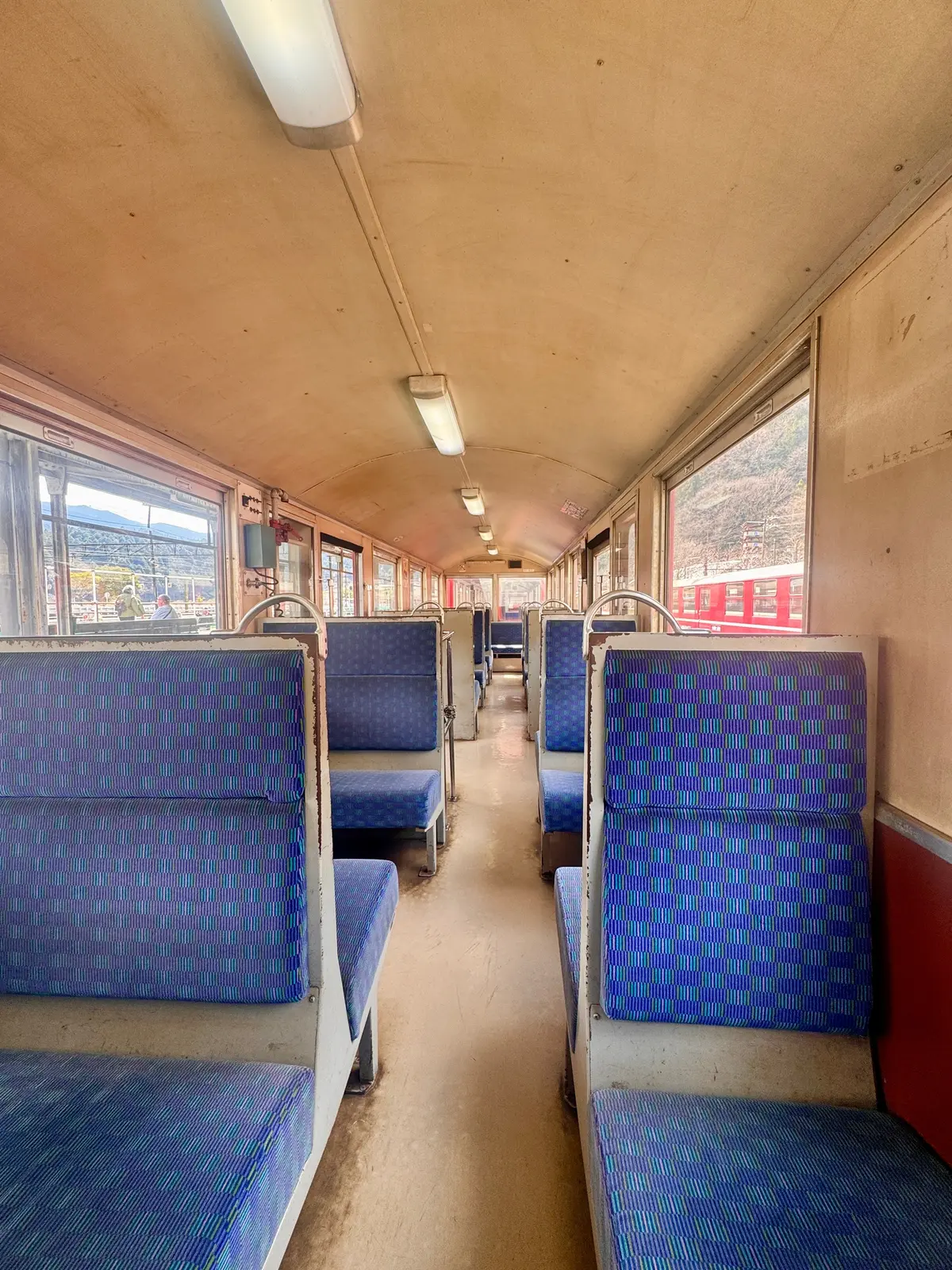 【絶景秘境】エメラルドグリーンの湖に浮かの画像_5