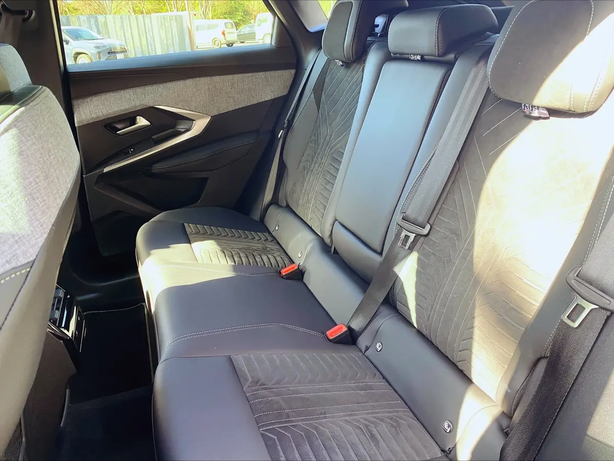 まるも亜希子さんが試乗するプジョー3008　プジョー3008の後部座席　プジョー3008のインテリア