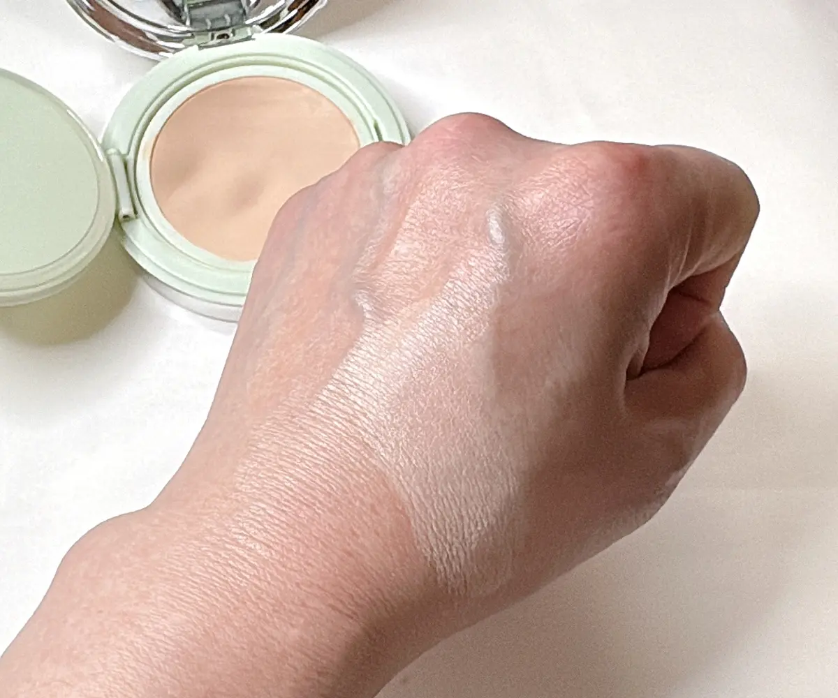50代　40代　おすすめ　クッションファンデ　PRADA BEAUTY プラダ メッシュ クッション　実際のテクスチャー