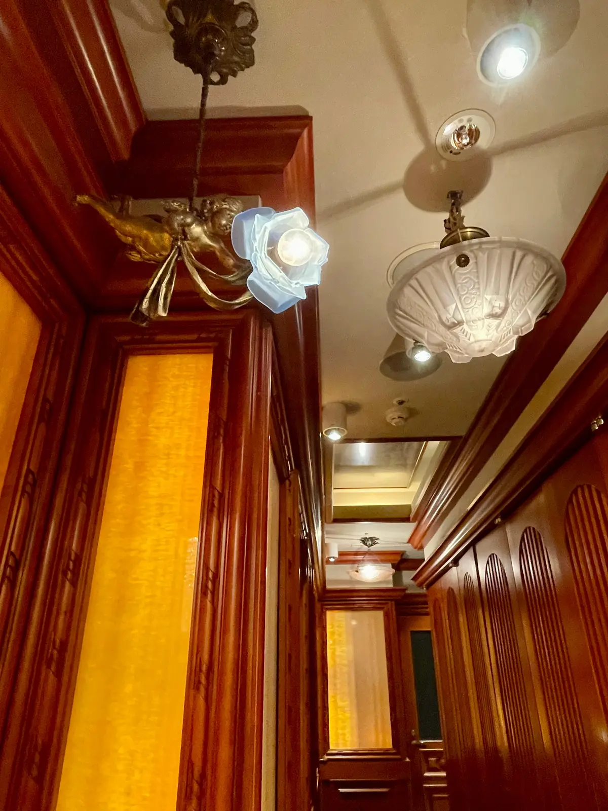 巴里夕顔、銀座、フレンチ、フランス料理、芸術、美術、エトラン、アール・ヌーヴォー、内装、芸術品、美術品、ステンドグラス、壁画、絵画、アート、店内、内装、、ガレ、エミール・ガレ、アンティーク、作り付け壁、装飾壁、マホガニー