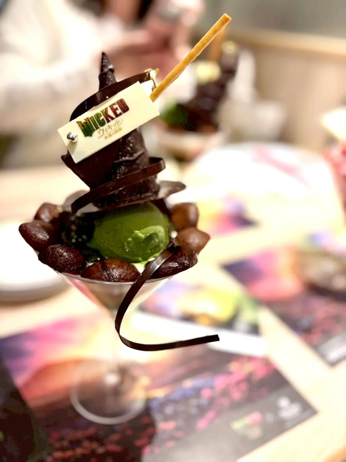 WICKED、WICKED永遠の約束、映画、女子会、品川プリンス、コーヒーラウンジ マウナケア、シルバーアクセサリー、ロングヘア、コラボパフェ、パフェ、苺パフェ、いちごパフェ、チョコレートパフェ、豪華パフェ、美味しいパフェ、スイーツ、デザート、お茶会、女子会、メレンゲ、飴細工、映画のシーン再現、期間限定、お土産、お土産付き、プレゼント、プレゼント付き、ポストカード、ステッカー
