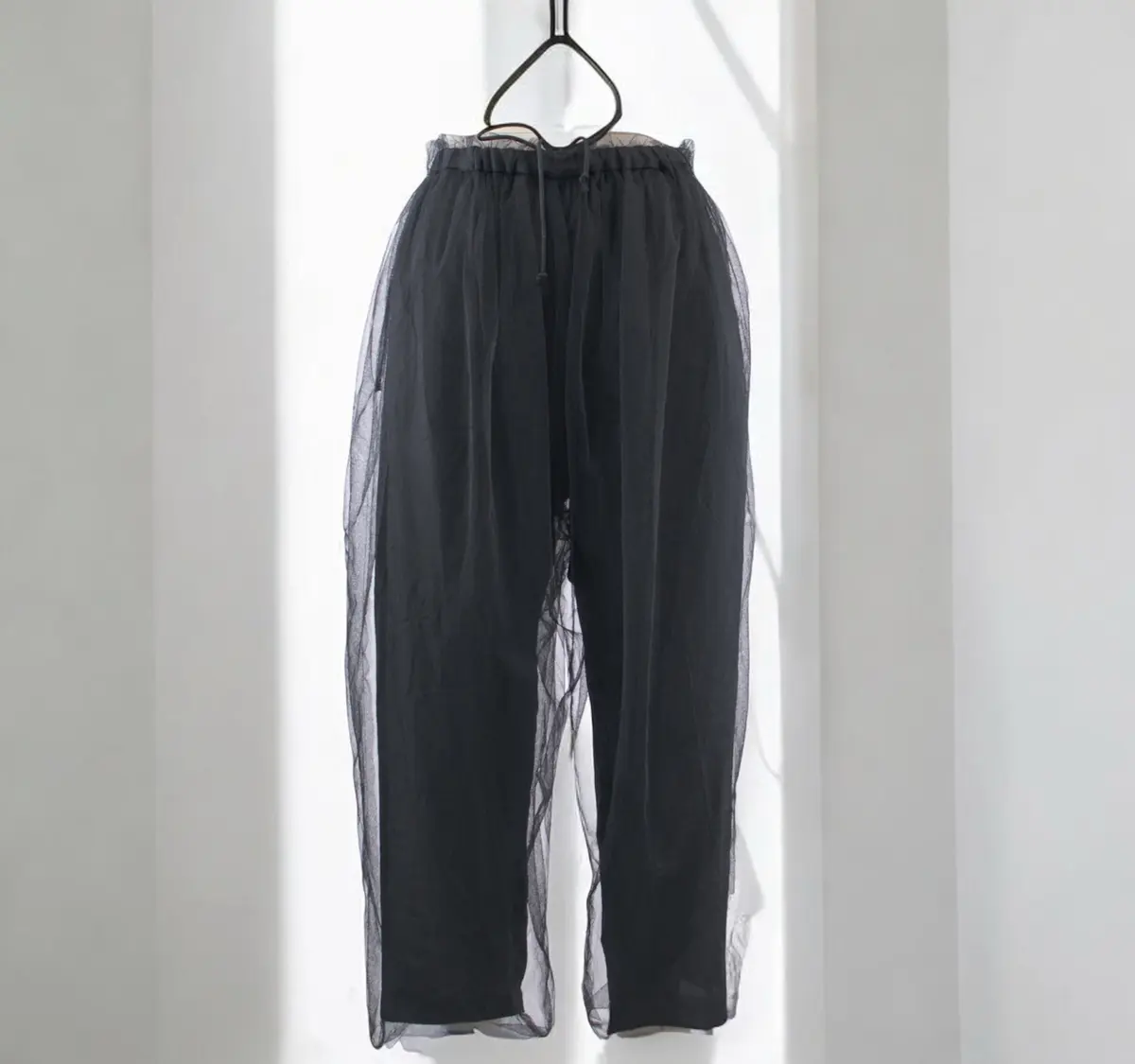 MIYAO 黒チュールパンツ 正面写真　エクラ編集部員の偏愛名品図鑑