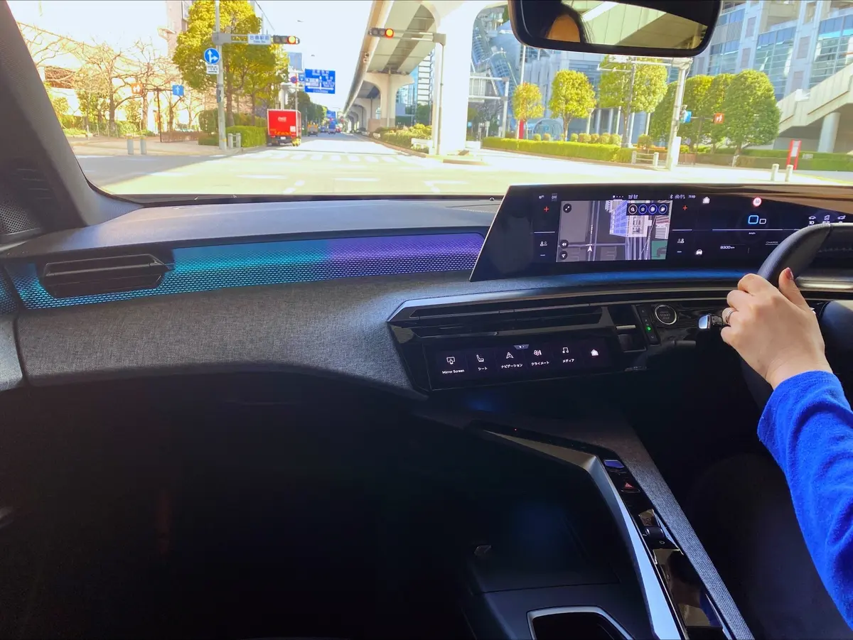 まるも亜希子さんが試乗するプジョー3008　プジョー3008の運転席　プジョー3008運転席からの眺め