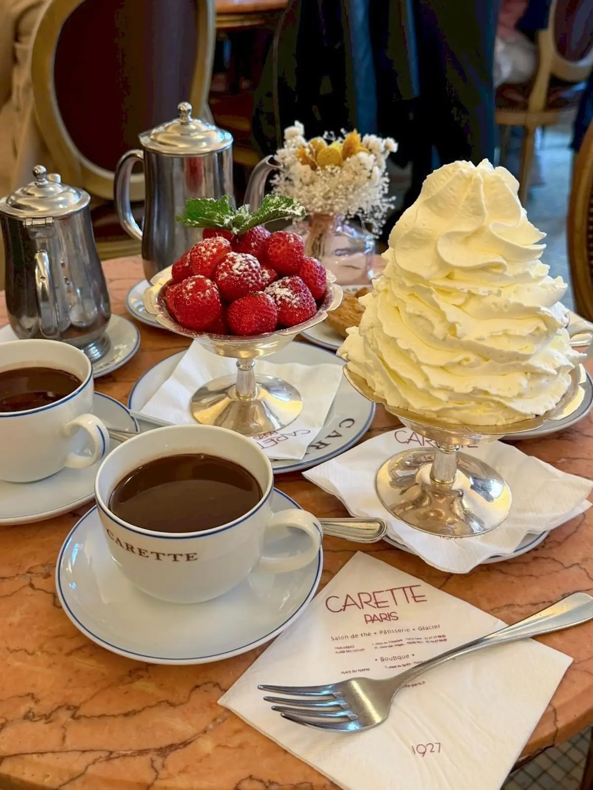 CARETTE  PARIS（トロカデロ店）　定番メニュー　ホットチョコレートとイチゴ