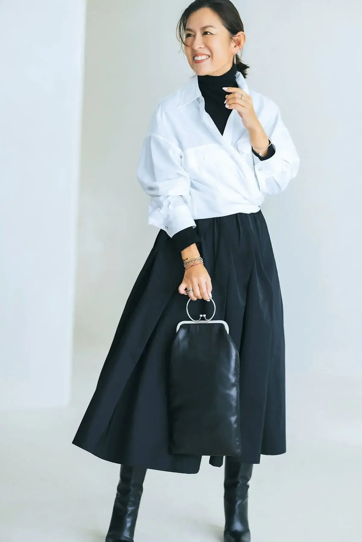 この秋、トップスから印象を更新！ 大草直子さんが着こなす“甘ブラウス”＆“辛シャツ”