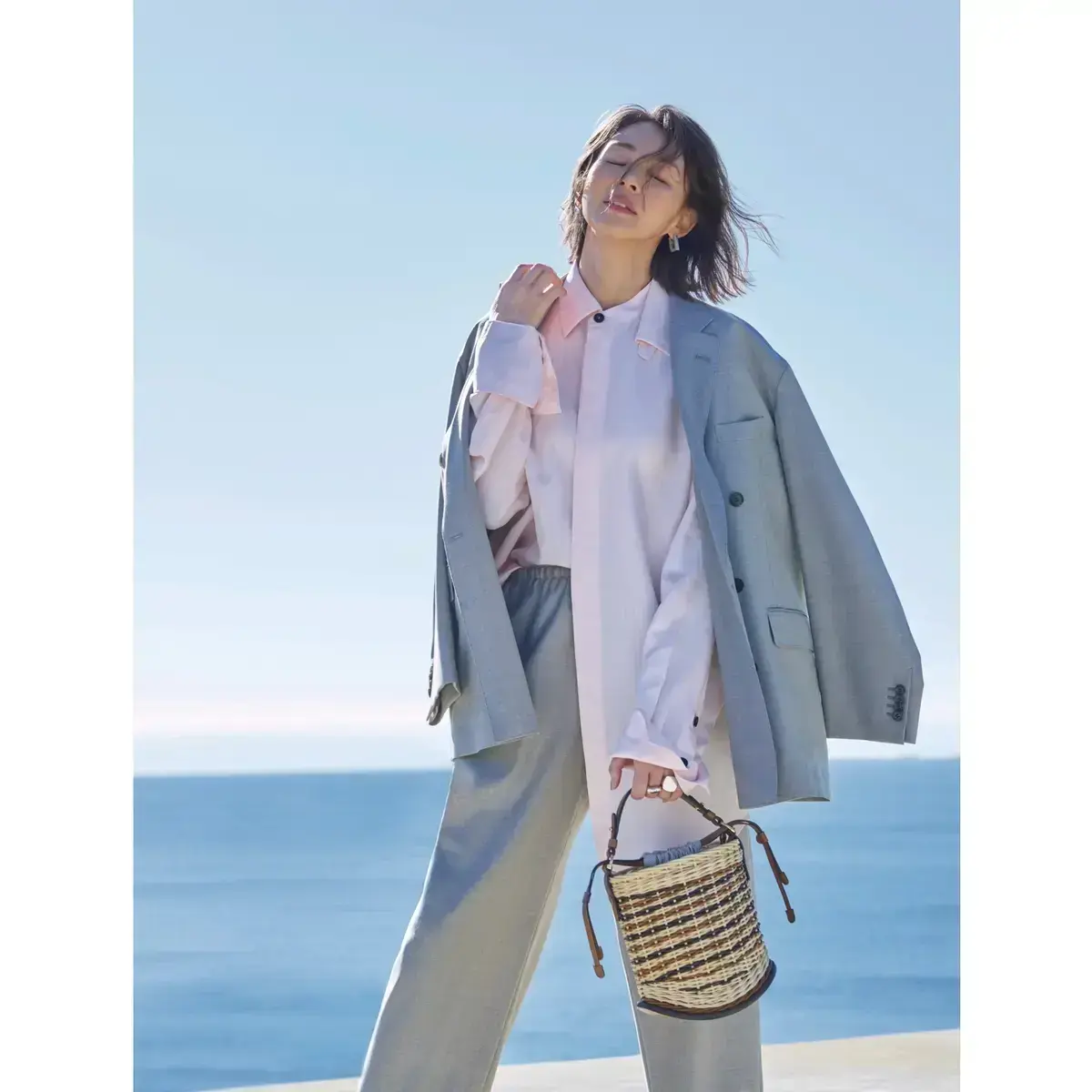 ハンサムなグレーのセットアップは、淡ピンクのシャツを効かせて春の空気をまとう。