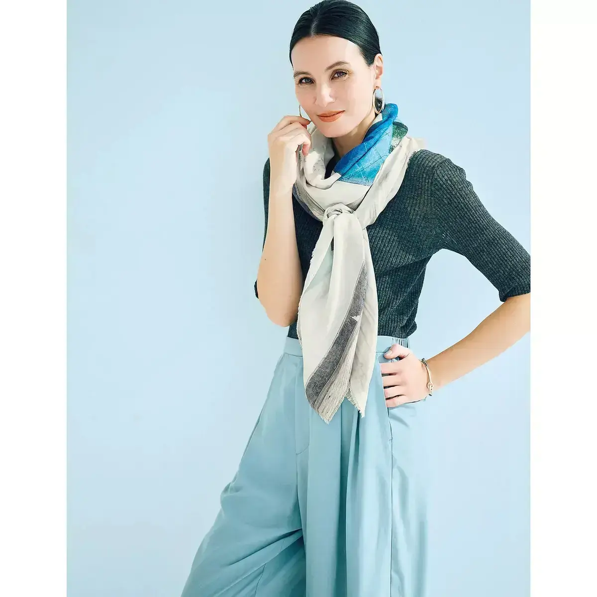 Faliero Sarti アイスグレーのシルクスカーフ