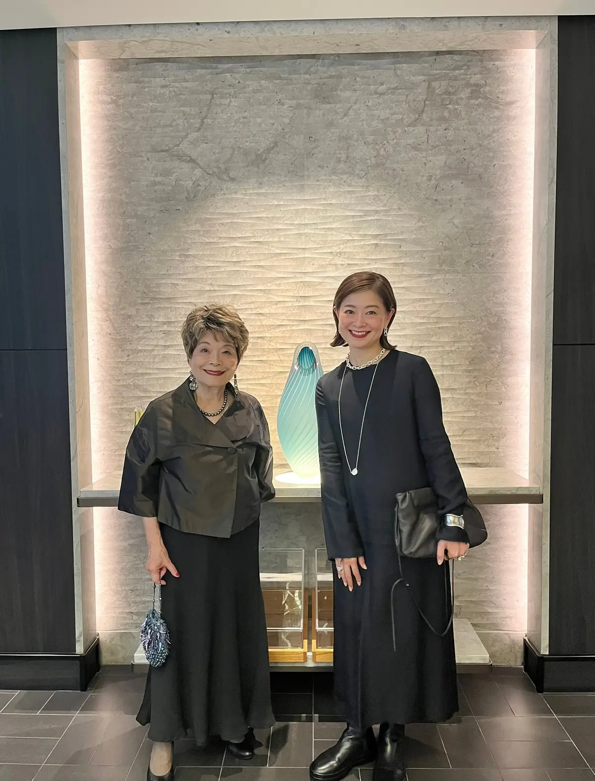 三尋木奈保さん　クルーズ旅コーディネート　＜私＞ワンピース・靴・バッグ／ザ ロウ　＜母＞ジャケット・スカート／レリアン