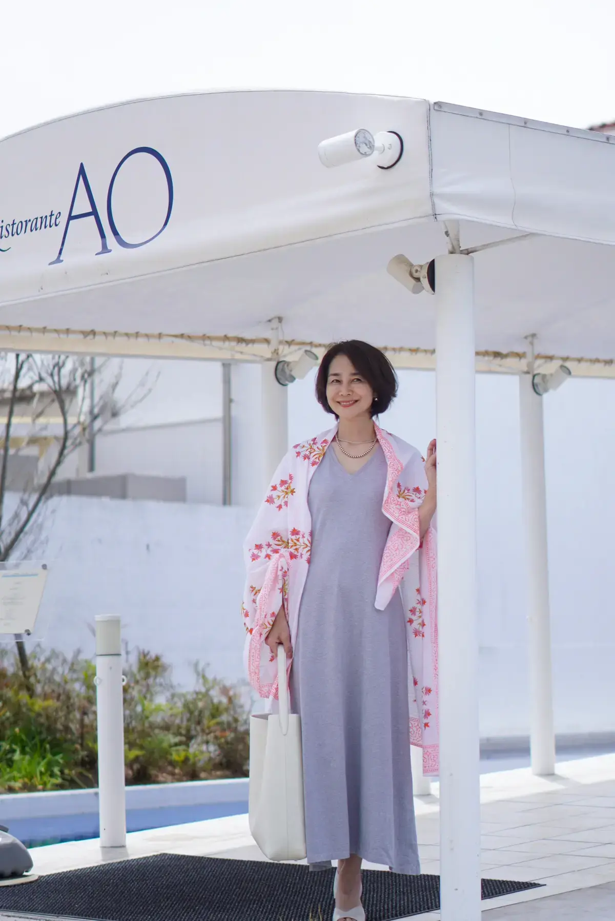 鮮やかなプリントのストール　春コーデ