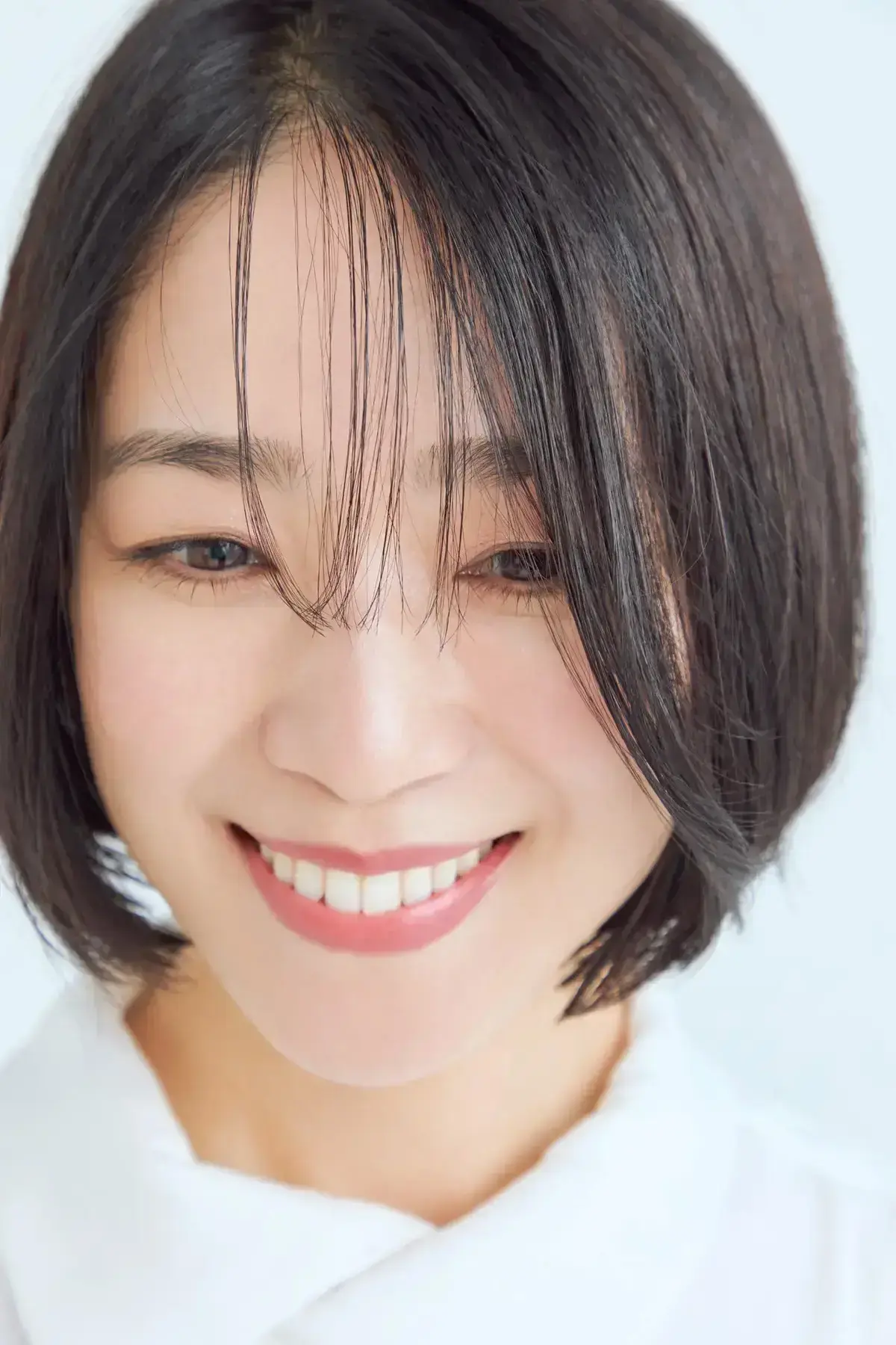サイドにつながるほどの長め前髪の内側に、数束のシースルー前髪を仕込んでおく