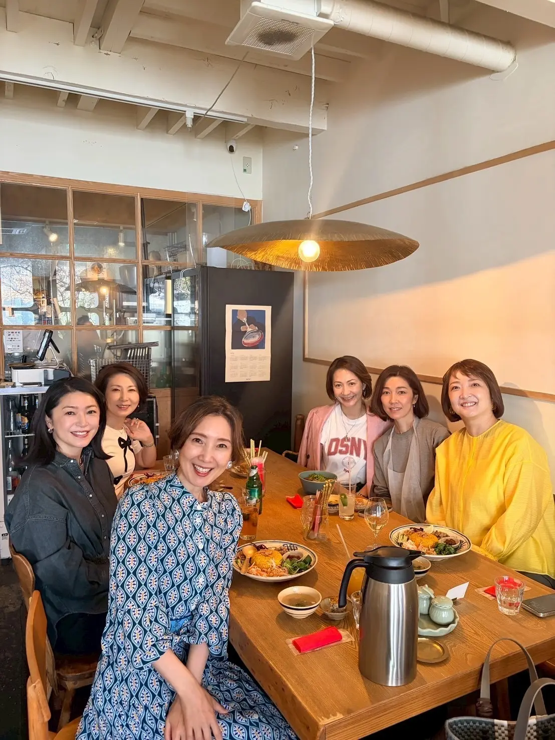 50代コーデ｜リボンTシャツ×白パンツでの画像_2