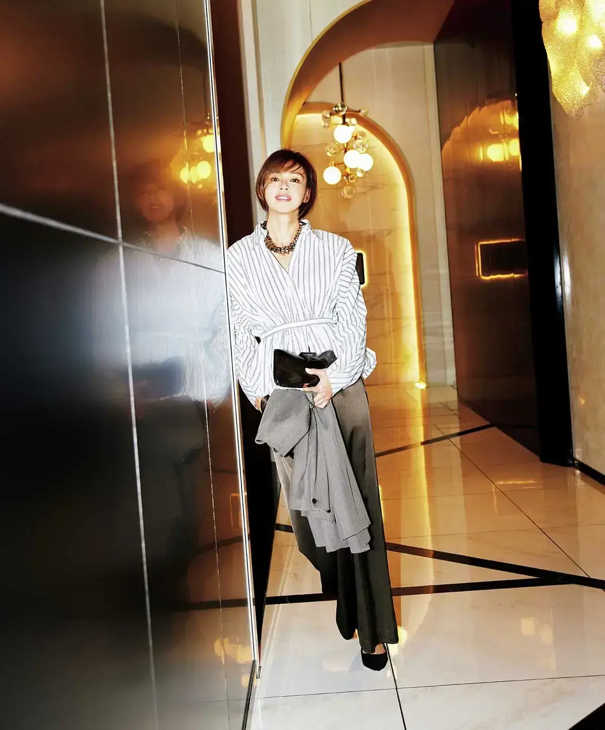 ウエスト高めの位置にギャザーを寄せたペプラムブラウス