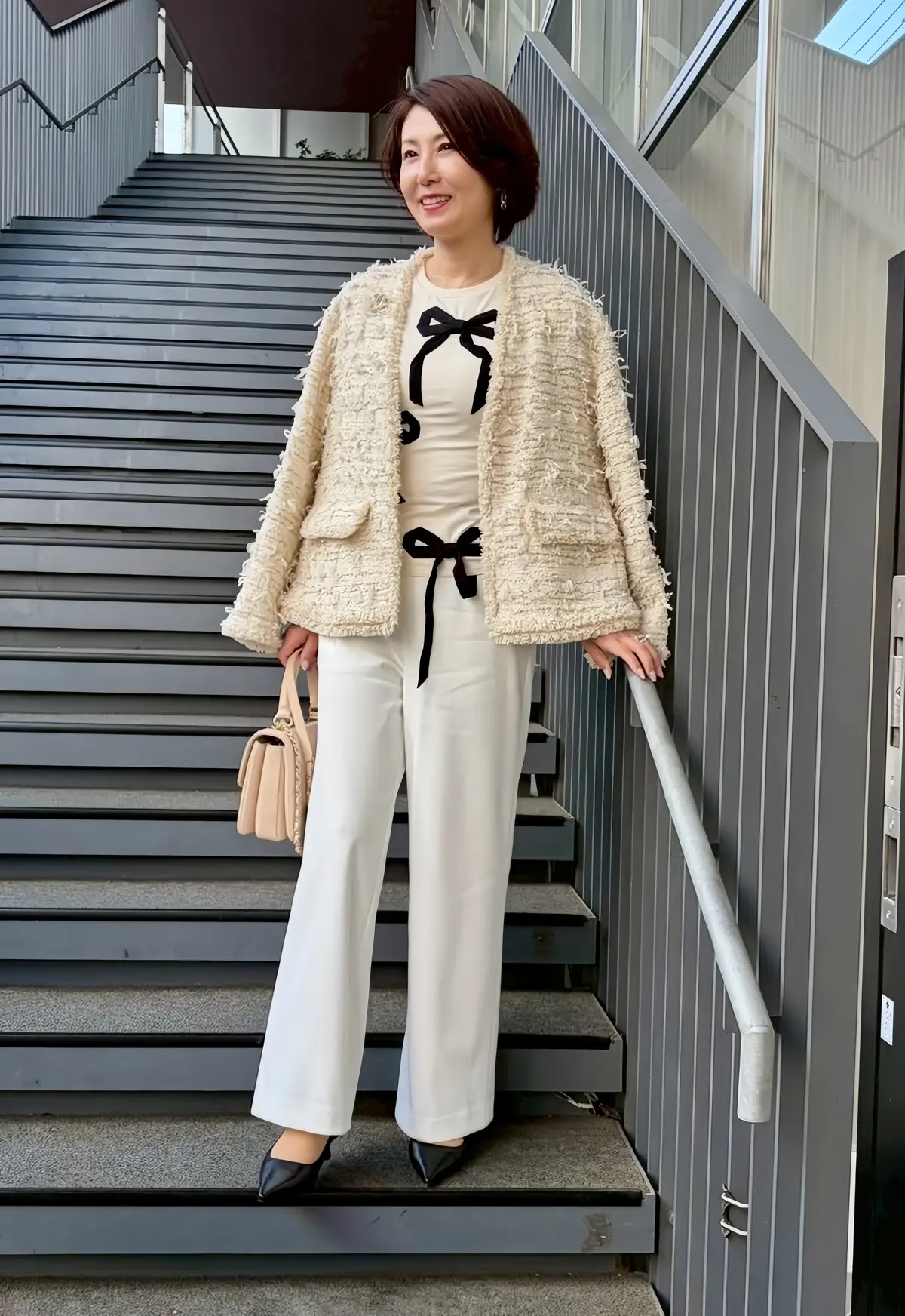 50代コーデ｜リボンTシャツ×白パンツでの画像_11