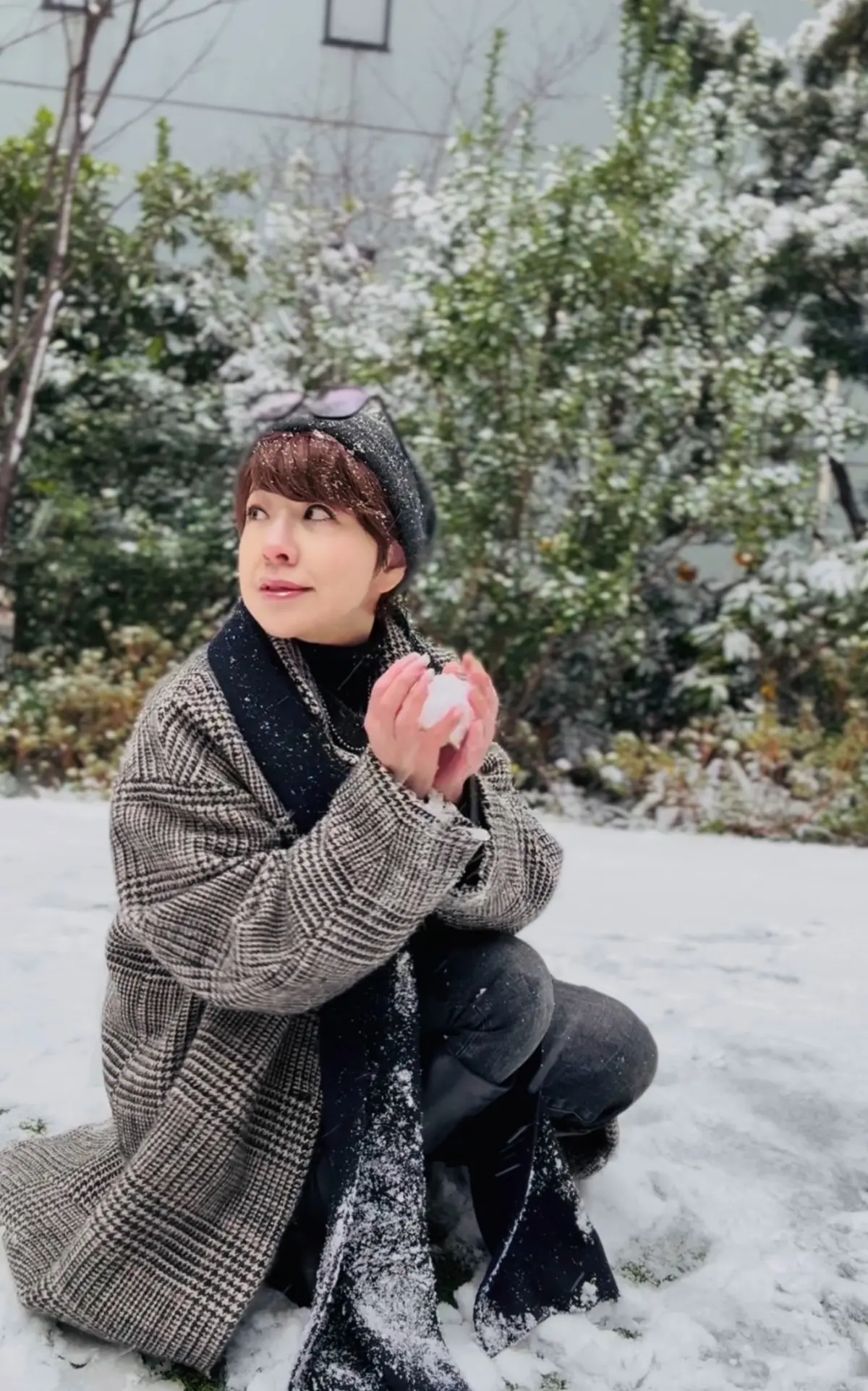 雪の日のチェスターコートの画像_2