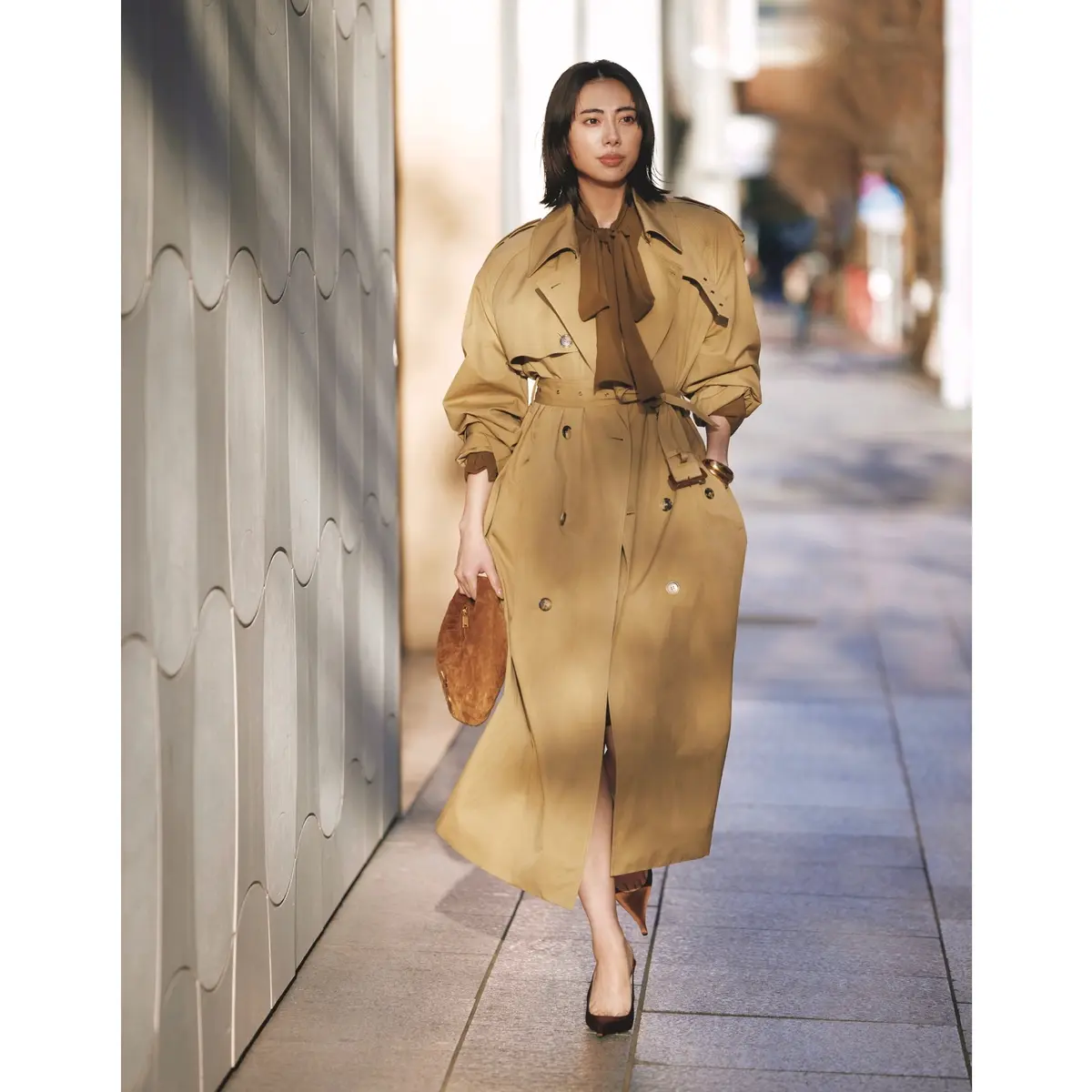 ベージュトレンチコートにブラウンボウタイブラウスを合わせたコーディネート　モデル・土屋巴瑞季