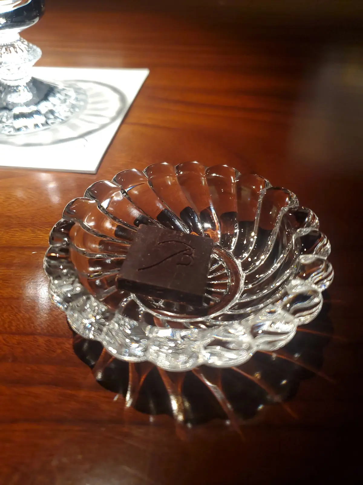 春のホワイトコーデで楽しむ“バカラの世界の画像_6