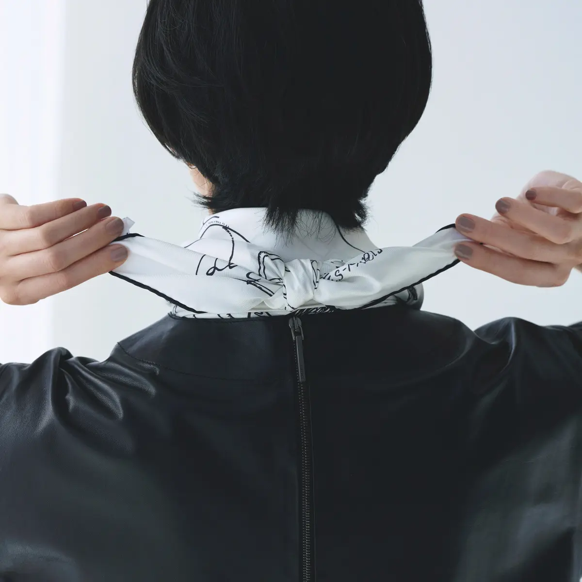 後ろで１回結ぶ。両端はそのま までも、スカーフ下に入れても