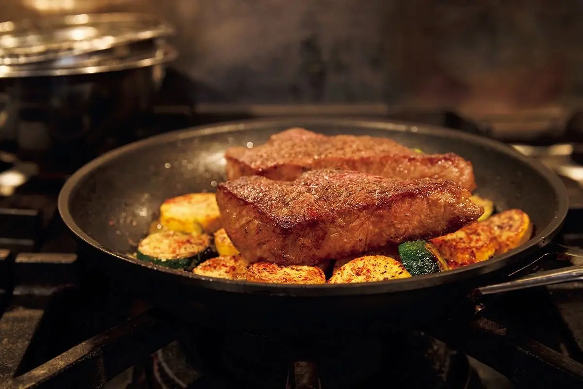 その上に肉を置いて10～15分休ませる（食品温度計があれば、芯温が55℃になるまで余熱で火を入れる）。