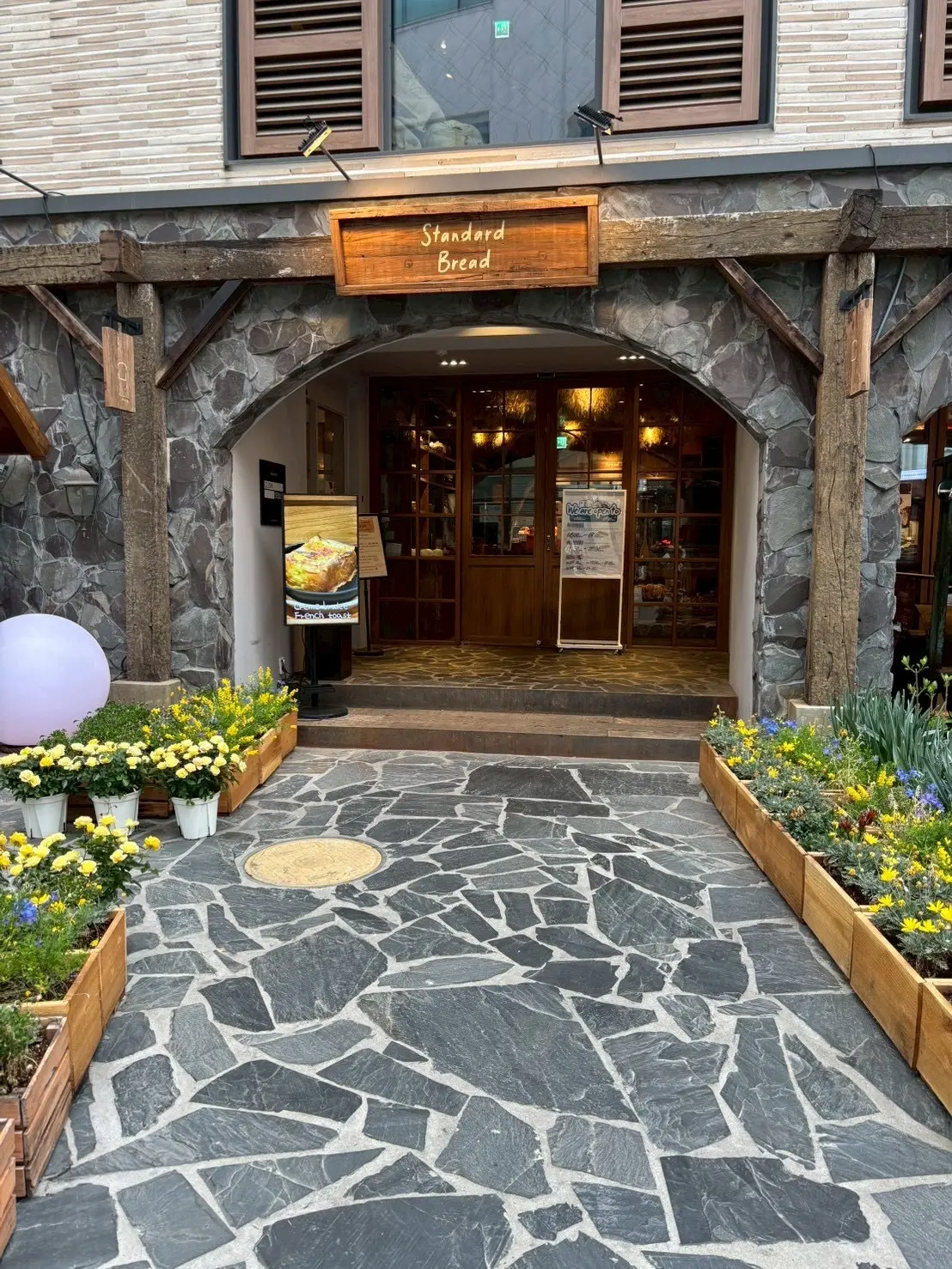 StandardBread スタンダードブレッド 狎鴎亭 テテ ピスタチオフレンチトースト 朝活 韓国 カフェ ベーカリー