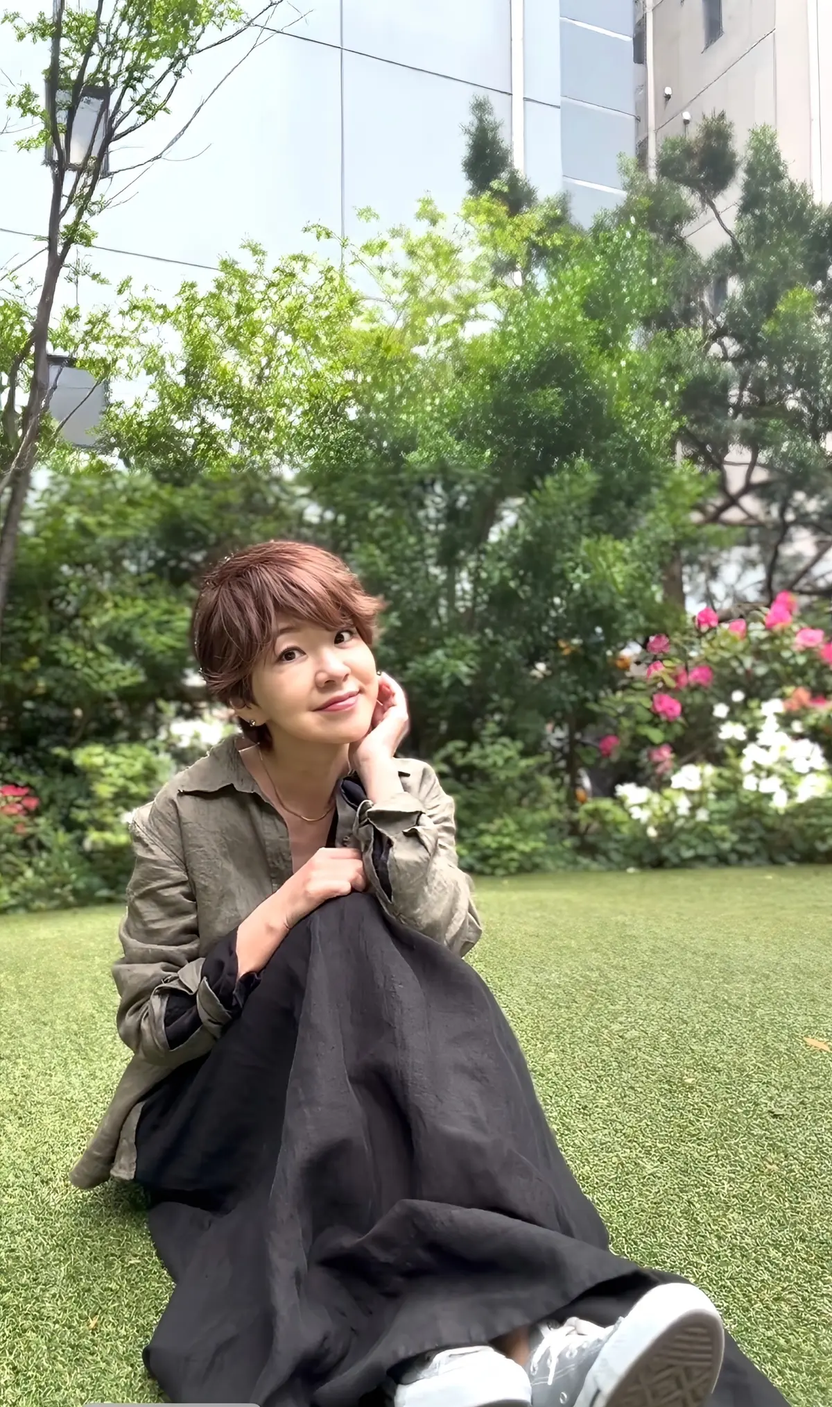 【新緑のエネルギーを纏う、大人の黒ワンピの画像_2