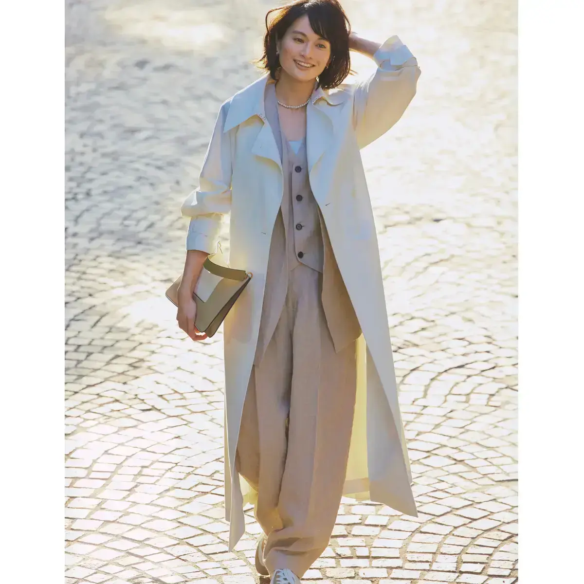 エクリュホワイトのロングコートを主役に、春らしくクリーンな装いでお出かけ。