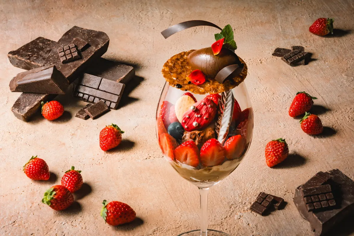 アフタヌーンティー シックスセンシズ京都 Sekki（節気） Minimalチョコレートといちごのパフェ