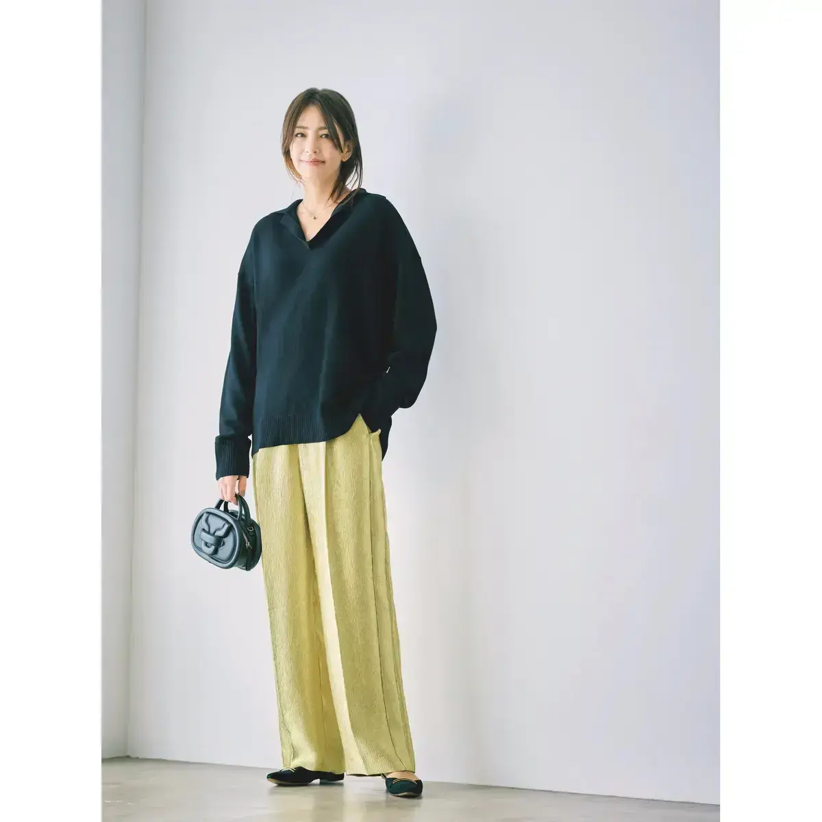 上品にきらめくゴールドパンツでワンマイルコーデも華やかに