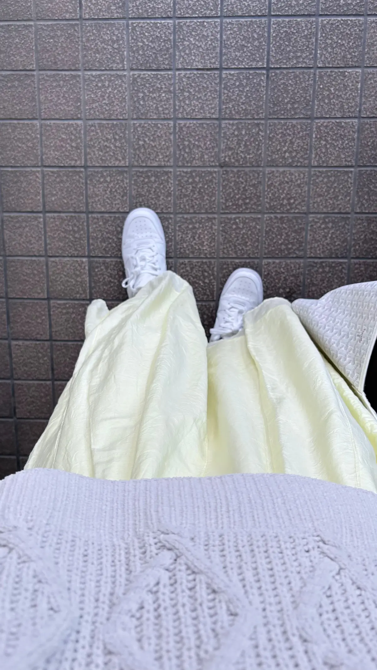 春を感じる、イエロースカートとグレーニッの画像_3