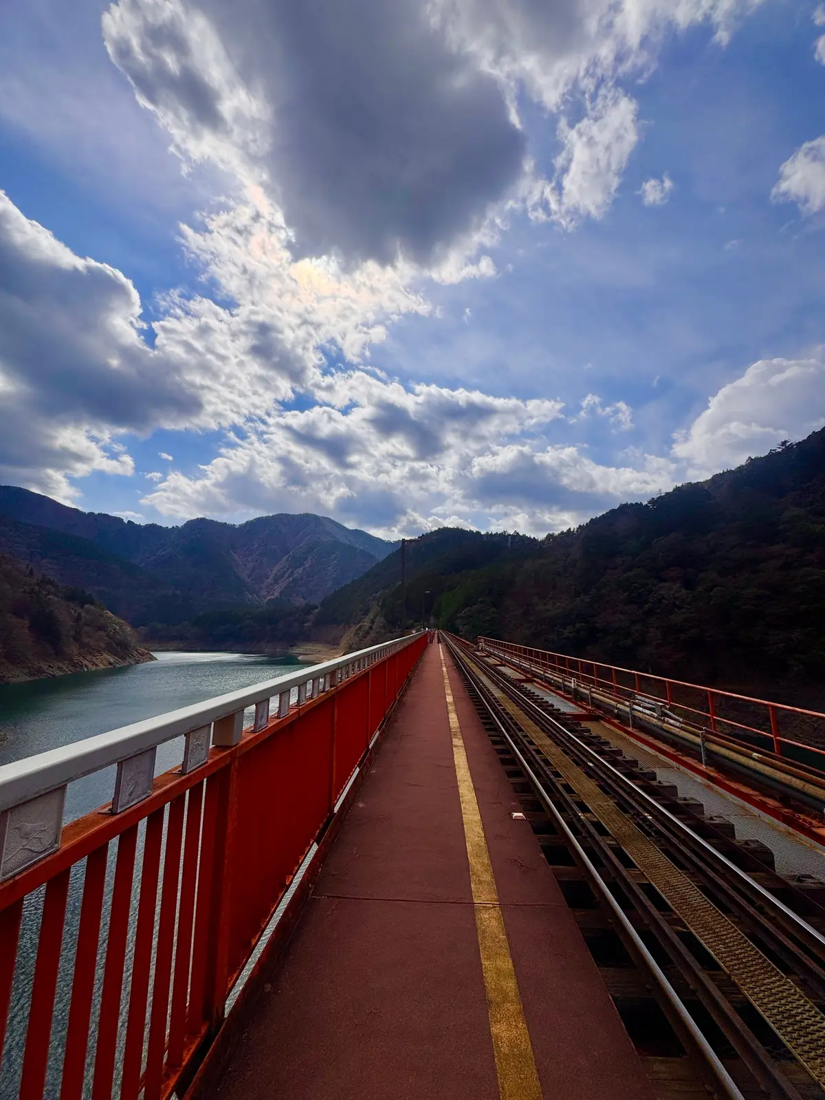 【絶景秘境】エメラルドグリーンの湖に浮かの画像_15
