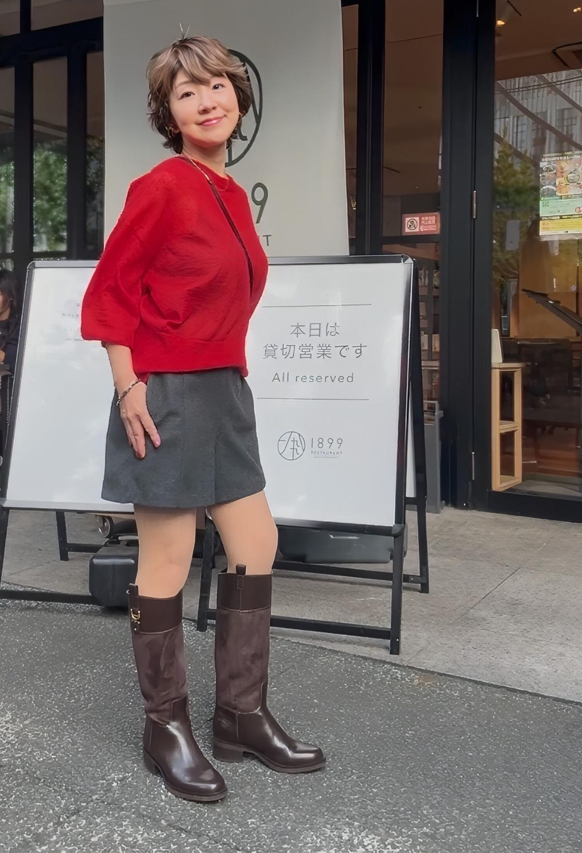 トレンドの赤を取り入れた秋の女子会コーデ