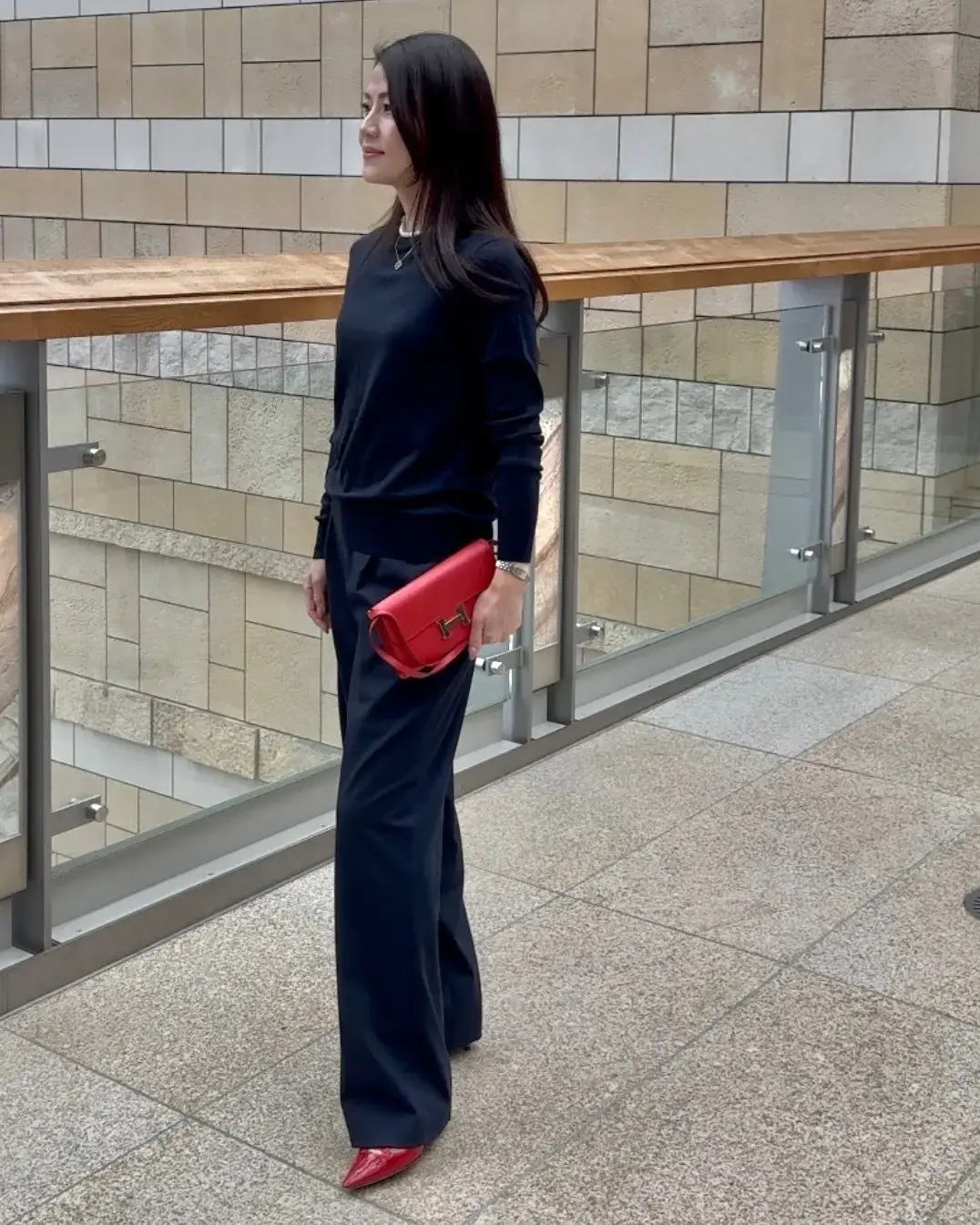 ネイビーコーデ　HERMES×UNIQLOメリノクルーネックセーター　春ファッション