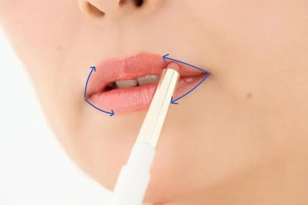 上唇は丸みを持たせながら、輪郭よりやや外側をなぞります。