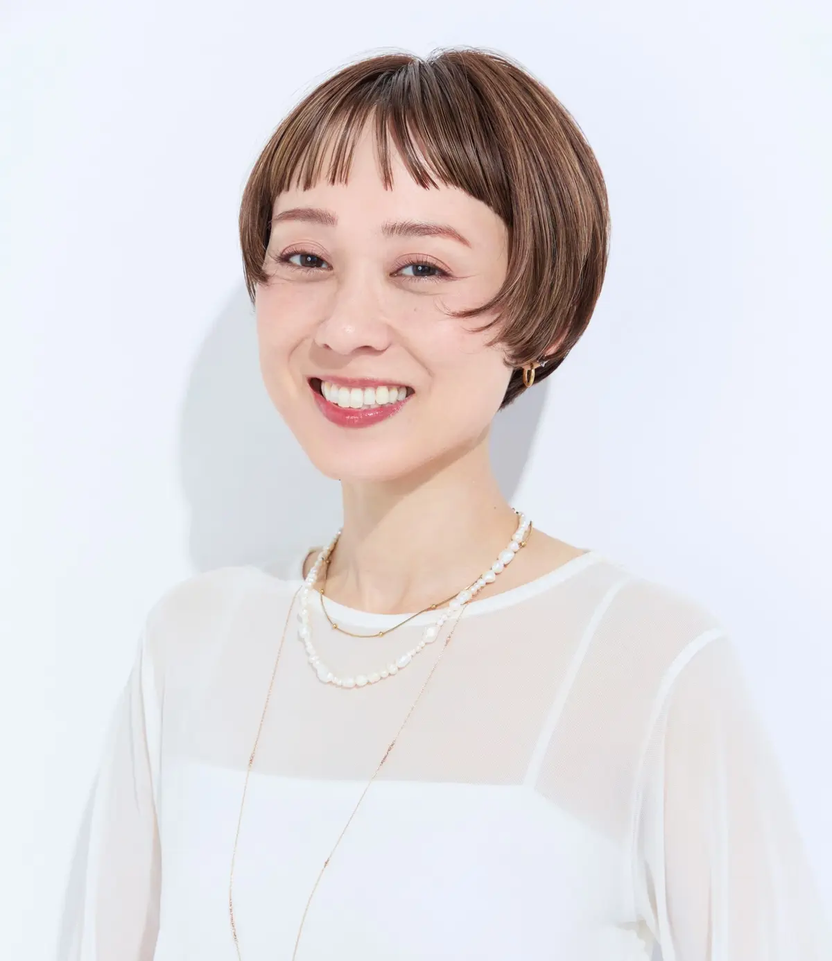 Webエクラ 前から見たショートヘアスタイル　40代 50代 髪型