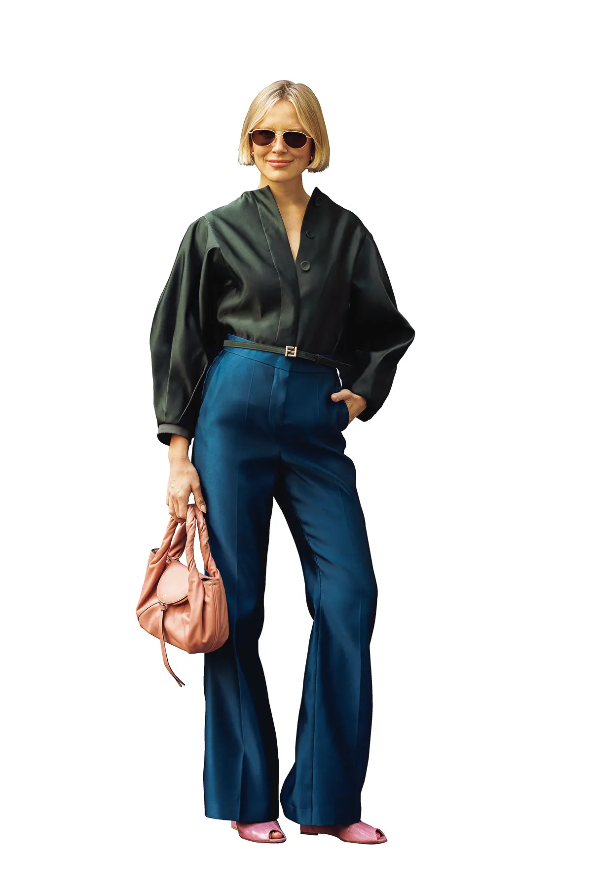 カーキのブラウスとブルーのパンツ